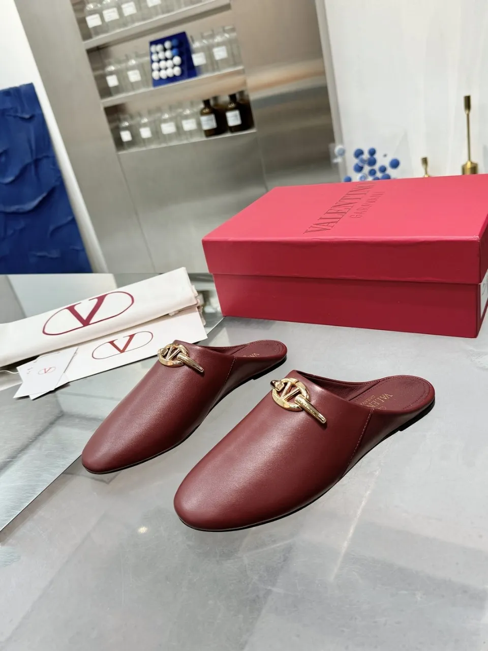 👟👟Ex-factory price 520👟👟 Valentino’s hottest new product in 2025, the new slippers are also easy to wear...😈😈😈 The latest logo buckle Perfectly combined with sexiness❤️‍🔥❤️‍🔥❤️‍🔥❤️‍🔥It is simply the pinnacle of summer fashion💖💖💖💖Original replica Outsole: Italian genuine leather outsole Heel height: Flat heel Size: 35-39 (40 41 42 customization is non-returnable and non-exchangeable)